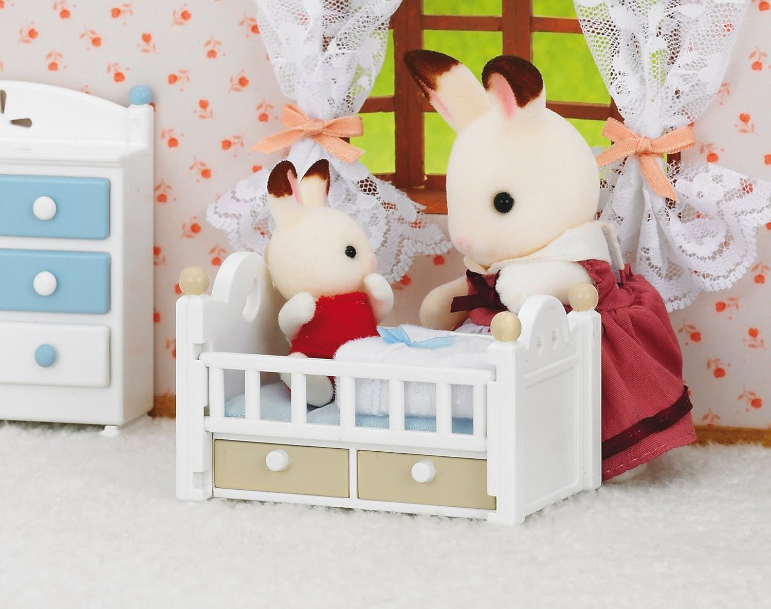 Sylvanian Families- Le bébé Lapin Chocolat et lit