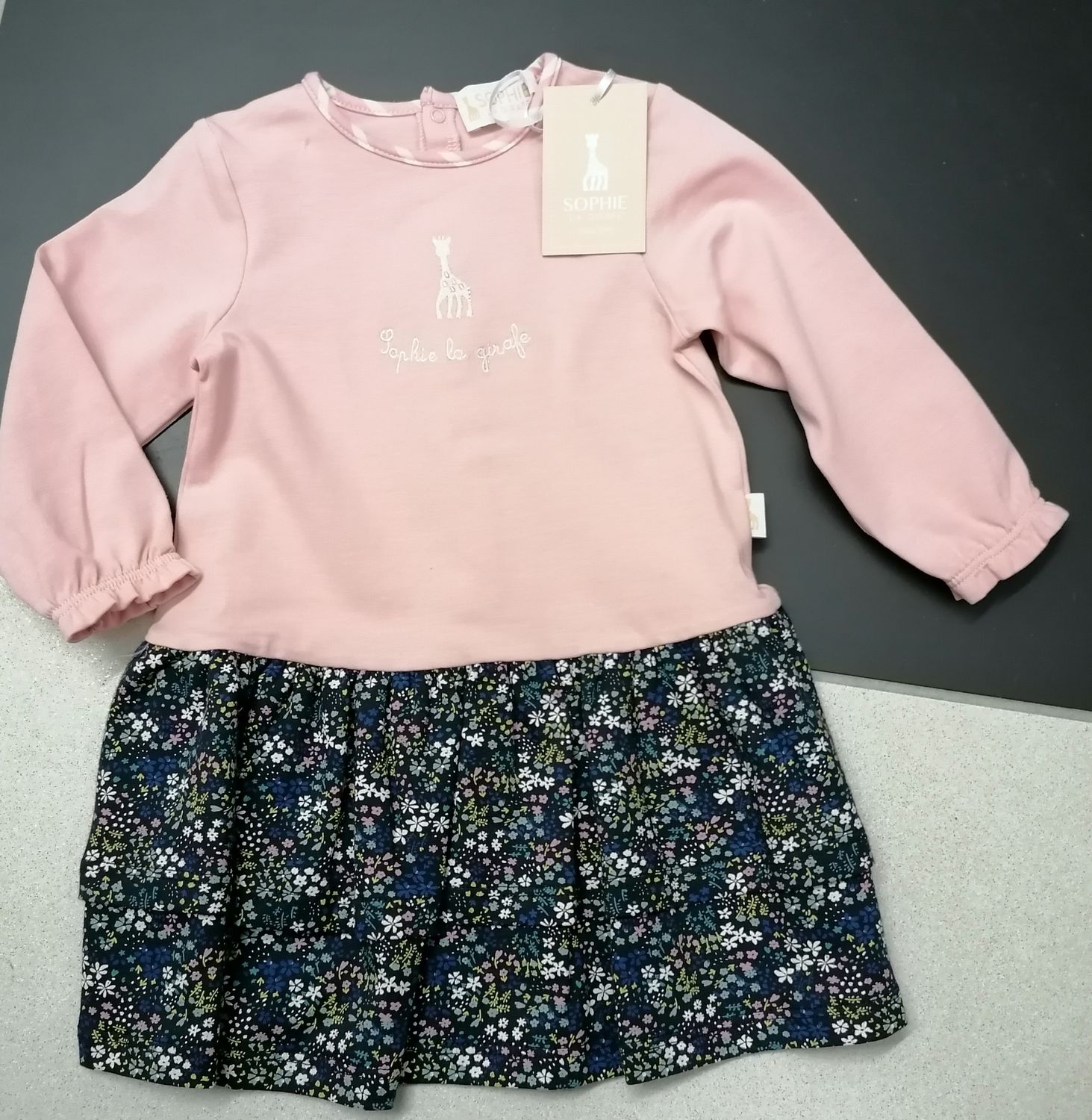 Robe rose, manches longues, avec volants fleuris Sophie la Girafe