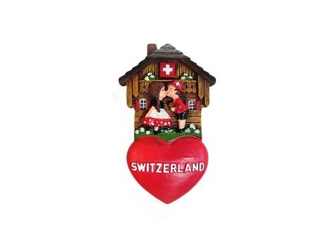 Magnet Suisse avec le chalet, un coeur, Heidi et Peter se donnant un bisou