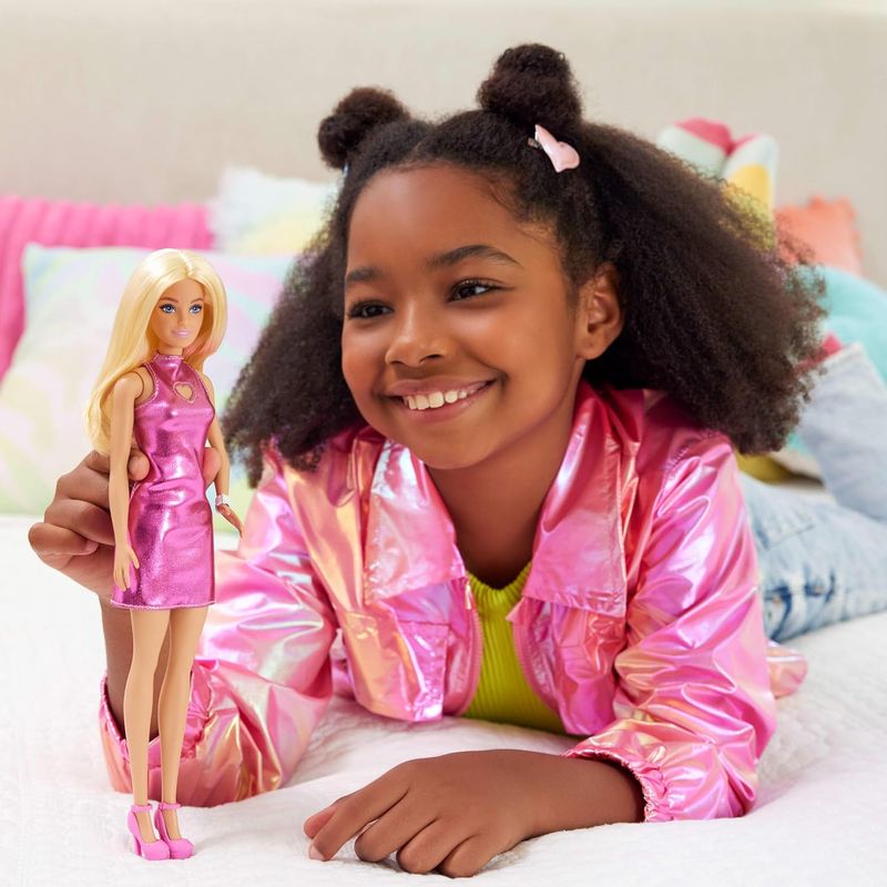 Barbie Fashionistas Poupée avec cheveux blonds, portant une mini-robe rose métallique avec cœur ajouré, un bracelet blanc et des talons