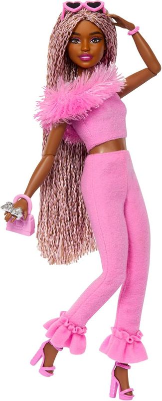 Barbie Deluxe Style Poupée en Tenue Tendance Barbiecore, Tresses Brunes et Roses, Ensemble Haut à Encolure en Fausse Fourrure, Pantalon en Tissu et Accessoires Fantaisie