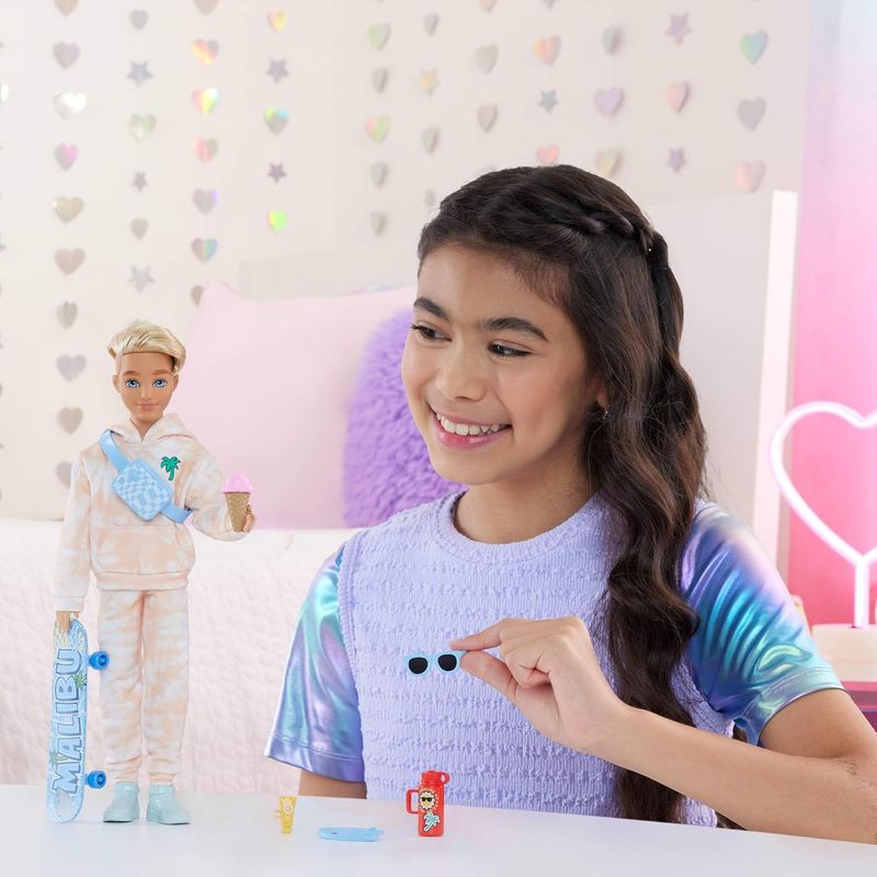 Barbie Poupée Dream Besties Ken, poupée articulée avec Tenue Amovible et Cheveux blonds, 9 éléments sur Le thème de l’été et du Skateboard