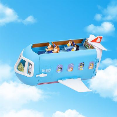 BlueY Set de Jeu modulable Avion 3 en 1, Transforme l’Avion en hôtel et en Bateau ! Set de Jeu Lieu de Vacances de 70 cm, Plus de 25 Sons et répliques, 15 éléments de Jeu, 2 Figurines Exclusives