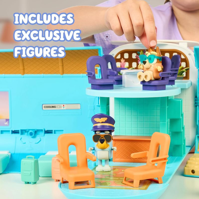 BlueY Set de Jeu modulable Avion 3 en 1, Transforme l’Avion en hôtel et en Bateau ! Set de Jeu Lieu de Vacances de 70 cm, Plus de 25 Sons et répliques, 15 éléments de Jeu, 2 Figurines Exclusives