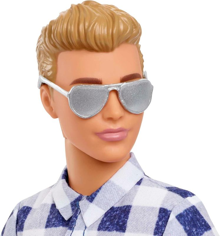 Barbie Poupée Ken Camping avec Chemise à Carreaux, Jean Effet usé et Baskets Blanches, avec 6 Accessoires de Camping