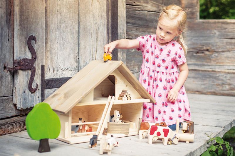 Ferme en Bois Trauffer, toit brun, 100% Suisse, Jouet Durable Enfant dès 2 ans, Qualité Suisse, fabriqué en Suisse