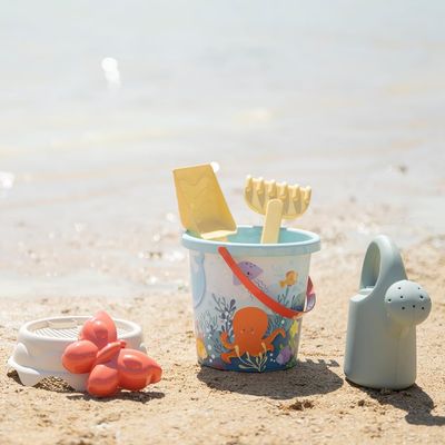 Smoby - Mickey - Seau Garni Arrosoir - Tamis, Râteau, Pelle, Arrosoir Moule à Sable - A Partir de 18 Mois - Fabrication Française Smoby - Mickey - Seau Garni Arrosoir - Tamis, Râteau, Pelle, Arrosoir Moule à Sable - A Partir de 18 Mois - Fabrication Française
