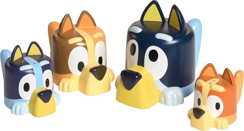 Tomy Toomies Tasses Gigognes Famille Bluey avec Chilli, Bandit, Bingo et Bluey - Tasses gigognes et empilables pour Le Bain - sous Licence Officielle Bluey - Jouets de Bain pour bébé pour +18 Mois