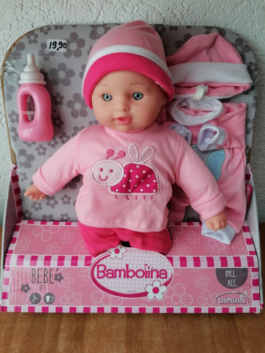 Poupée 28 cm avec biberon, bonnet et pyjama