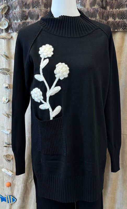 Soft long sweater black with flower broidery