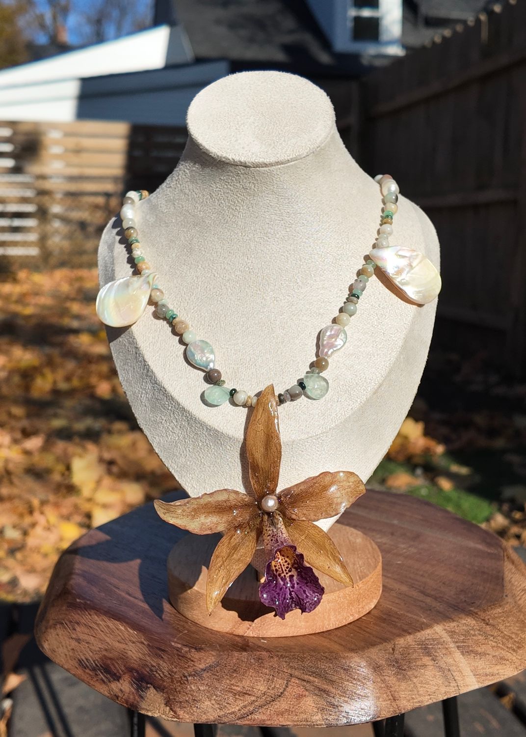 Beige Shell Cattleya Necklace