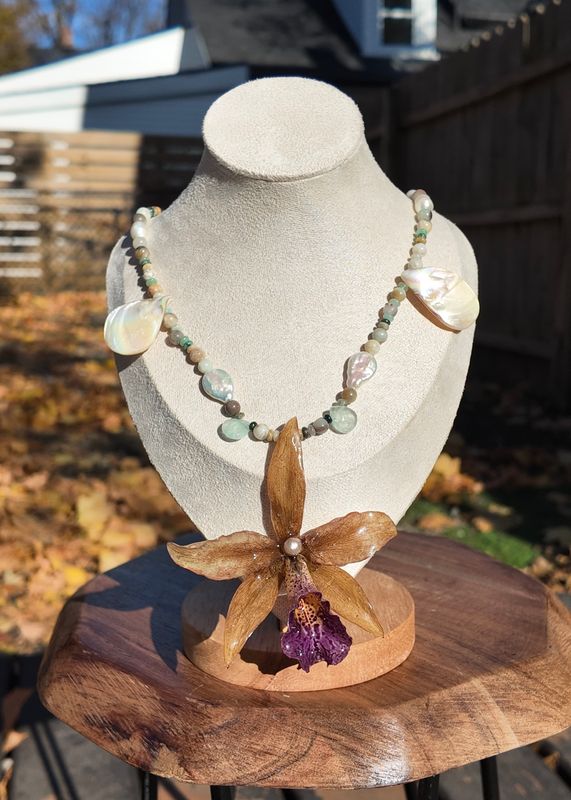 Beige Shell Cattleya Necklace