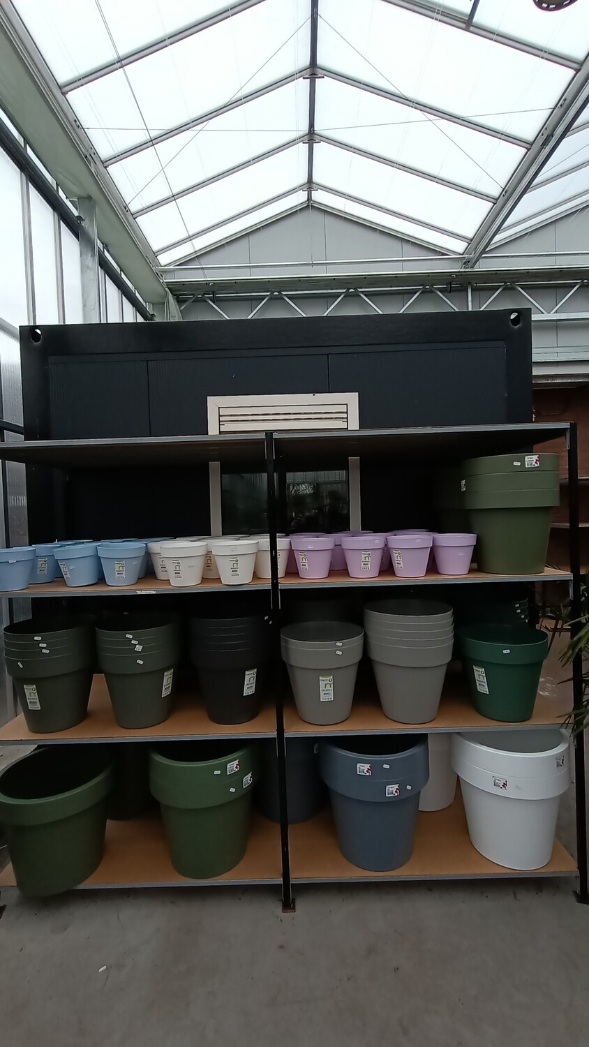 Kunstof  potten verschillende   kleuren/maten  vanaf €2  OP=OP