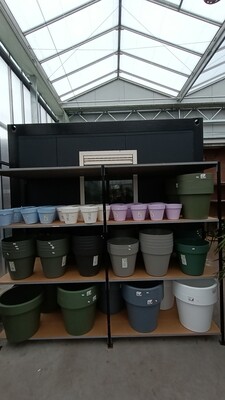 Kunstof  potten verschillende   kleuren/maten  vanaf €2  OP=OP
