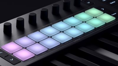 Novation Launchkey 25 MK4 - 專業 MIDI 控制鍵盤（含 25 合成鍵、16 RGB 敲擊板、DAW 深度整合）