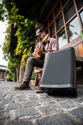 QSC CB10 充電喇叭：(行動音響之選) 藍牙連線、12 小時續航、10 吋震撼低音，6 年保固