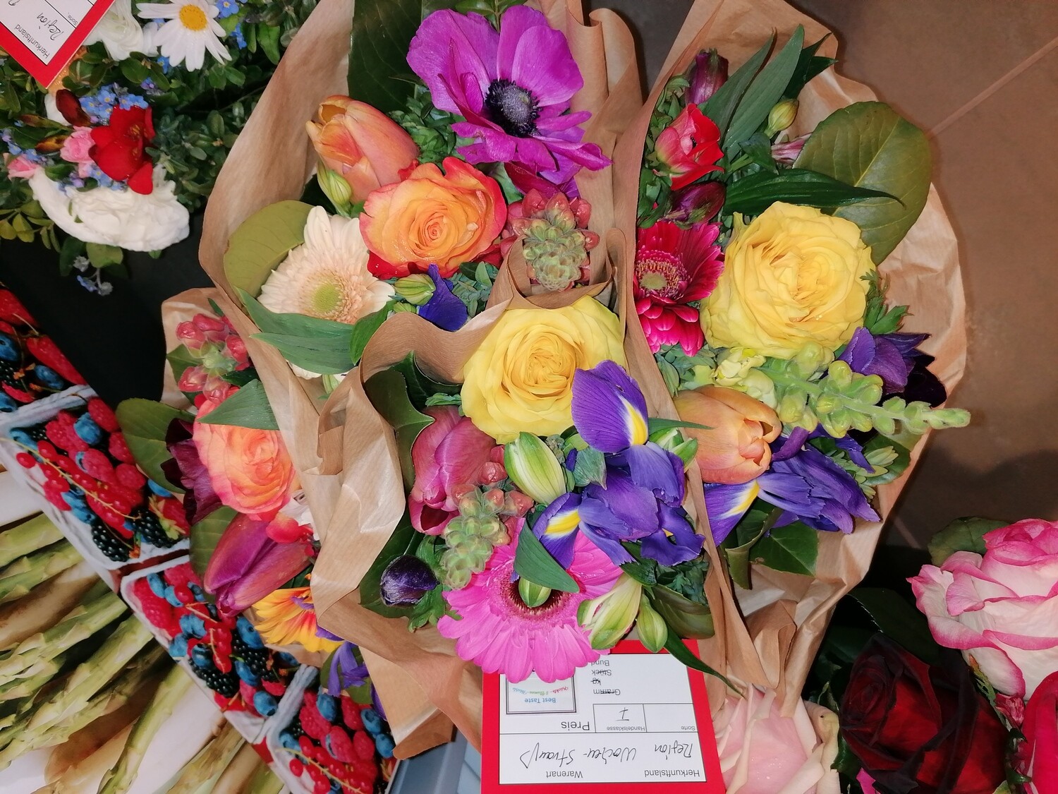 bunte fröhliche Blumensträuße