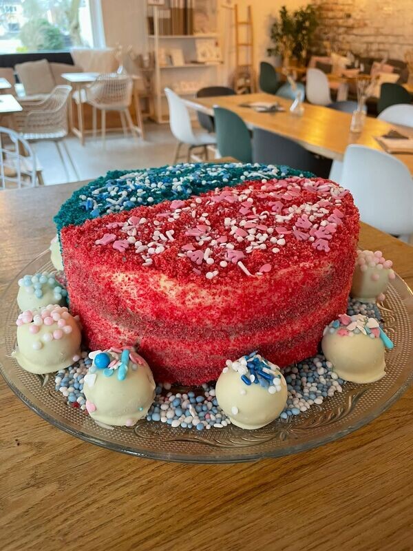 Gender reveal cake taart