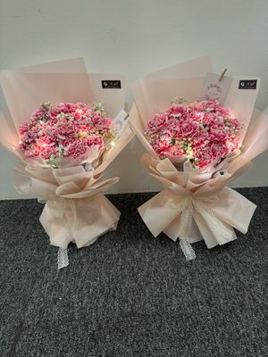Fresh carnation with baby breath bouquet