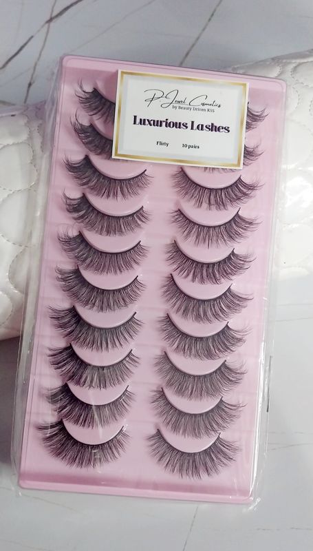 Luxurious Lashes 10 pairs in Flirty