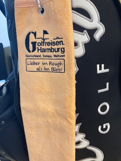 Besticktes Golfhandtuch - 
"Lieber im Rough als im Büro""
