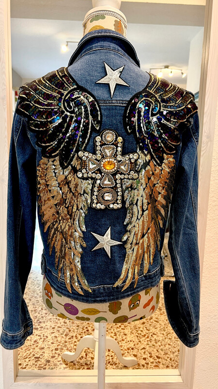Chaqueta de jeans alas/cruz de pedrería