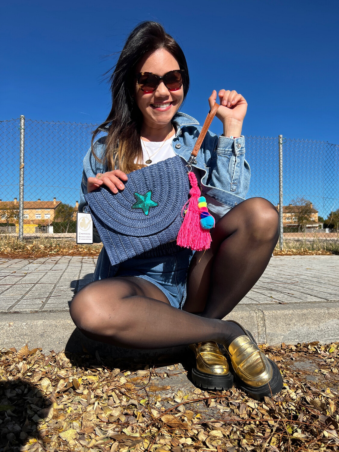 Bolso clutch azul/borla fucsia