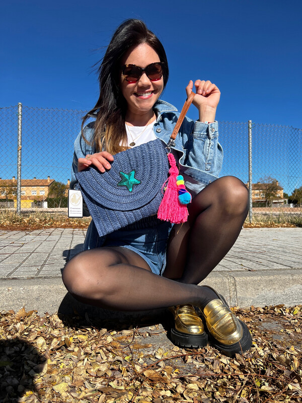 Bolso clutch azul/borla fucsia