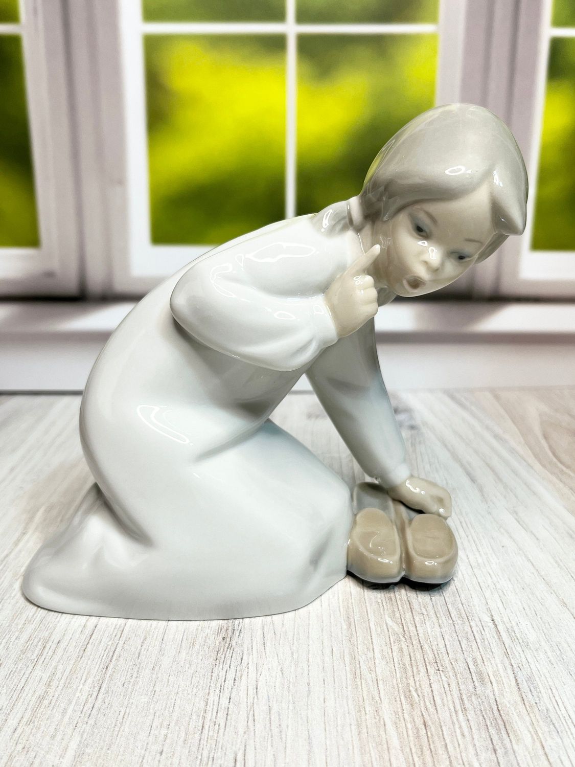 Lladro Little Girl with Slippers #4523