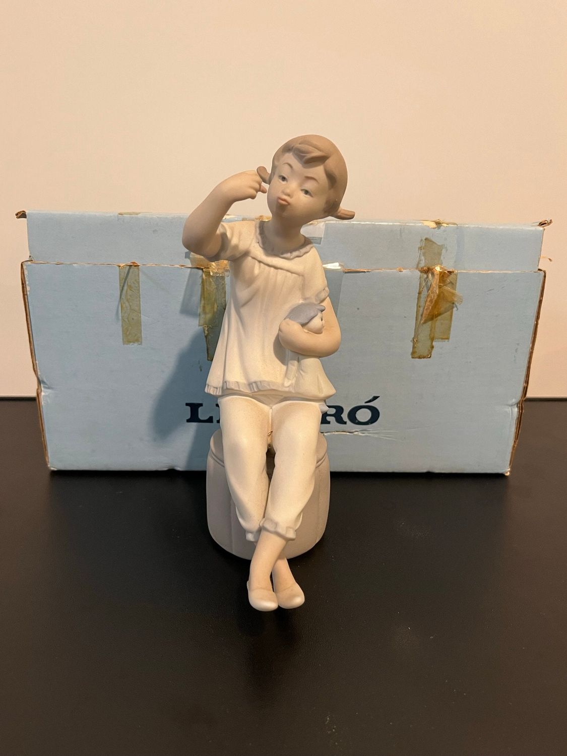 Lladro Girl with Lipstick #1083