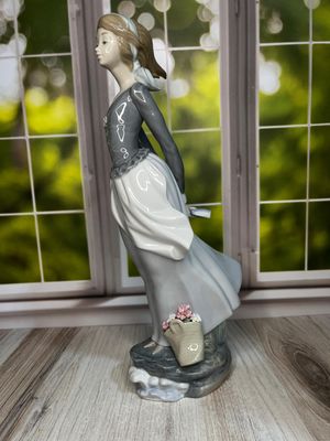 Lladro "Sea Breeze" #4922