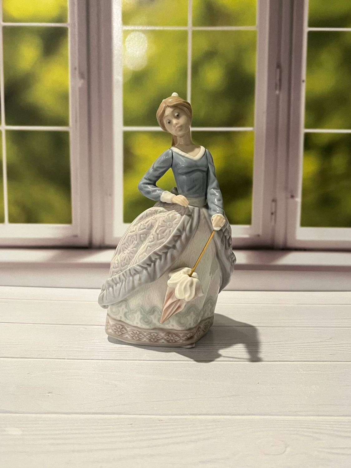 Lladro Evita-Umbrella Lady #5212