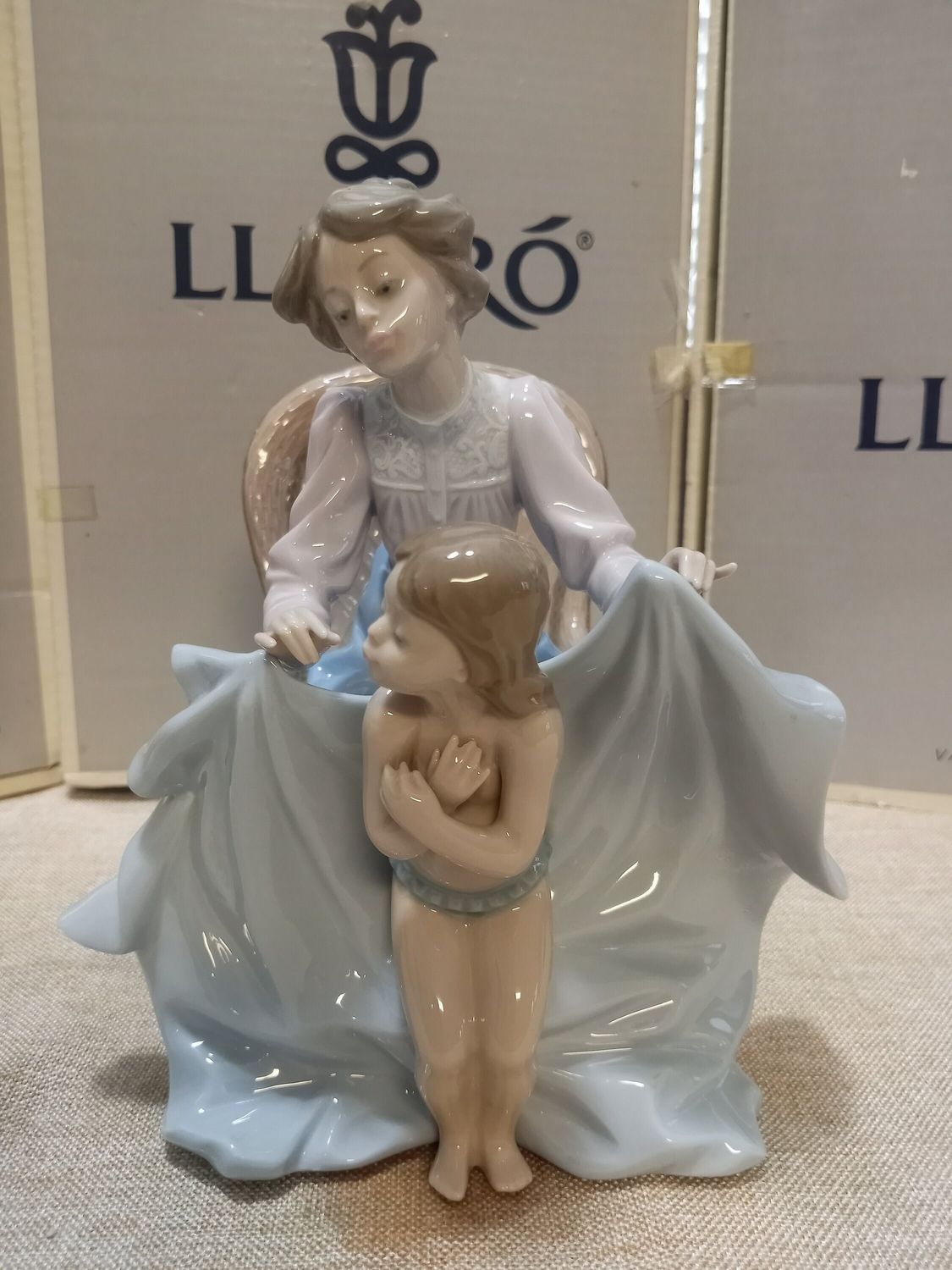 Lladro &quot;Mommy It&#39;s Cold&quot; #5715