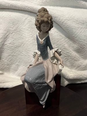 Lladro "Princess Sitting Medieval Girl" #1381 Lladro "Princess Sitting Medieval Girl" #1381