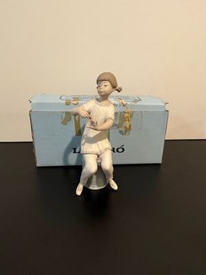Lladro Manicuring Girl #1082