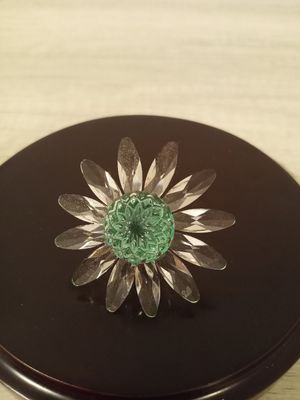 Swarovski 2001 Renewal Green Marguerite #227537 Swarovski 2001 Renewal Green Marguerite #227537