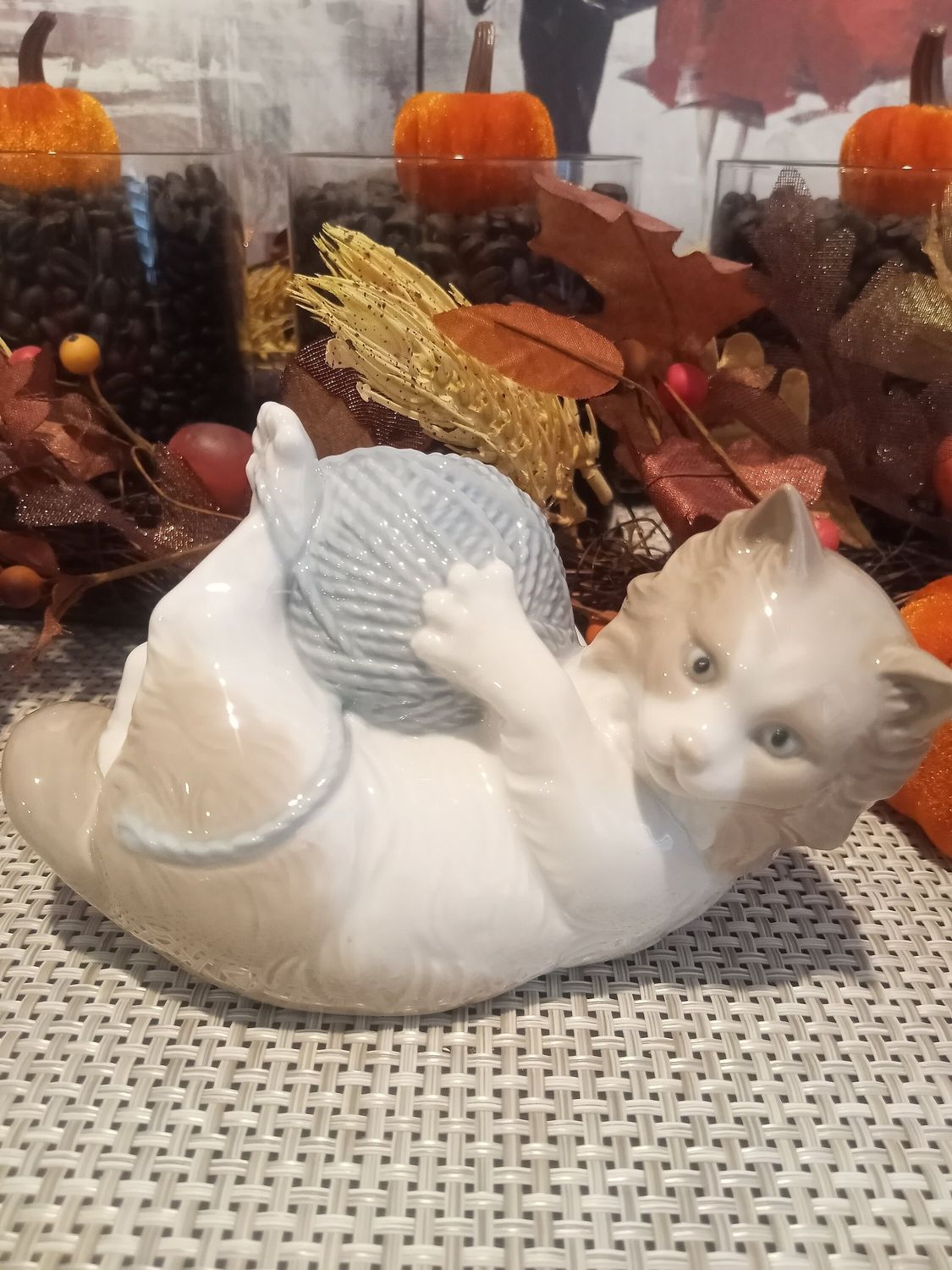 Lladro NAO "Cat with Yarn Ball" Lladro NAO "Cat with Yarn Ball"