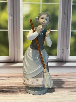 Lladro Girl with Broom #5025 Lladro Girl with Broom #5025