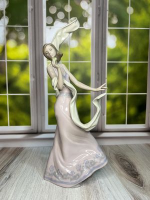 Lladro Wind of Peace #6251 Lladro Wind of Peace #6251