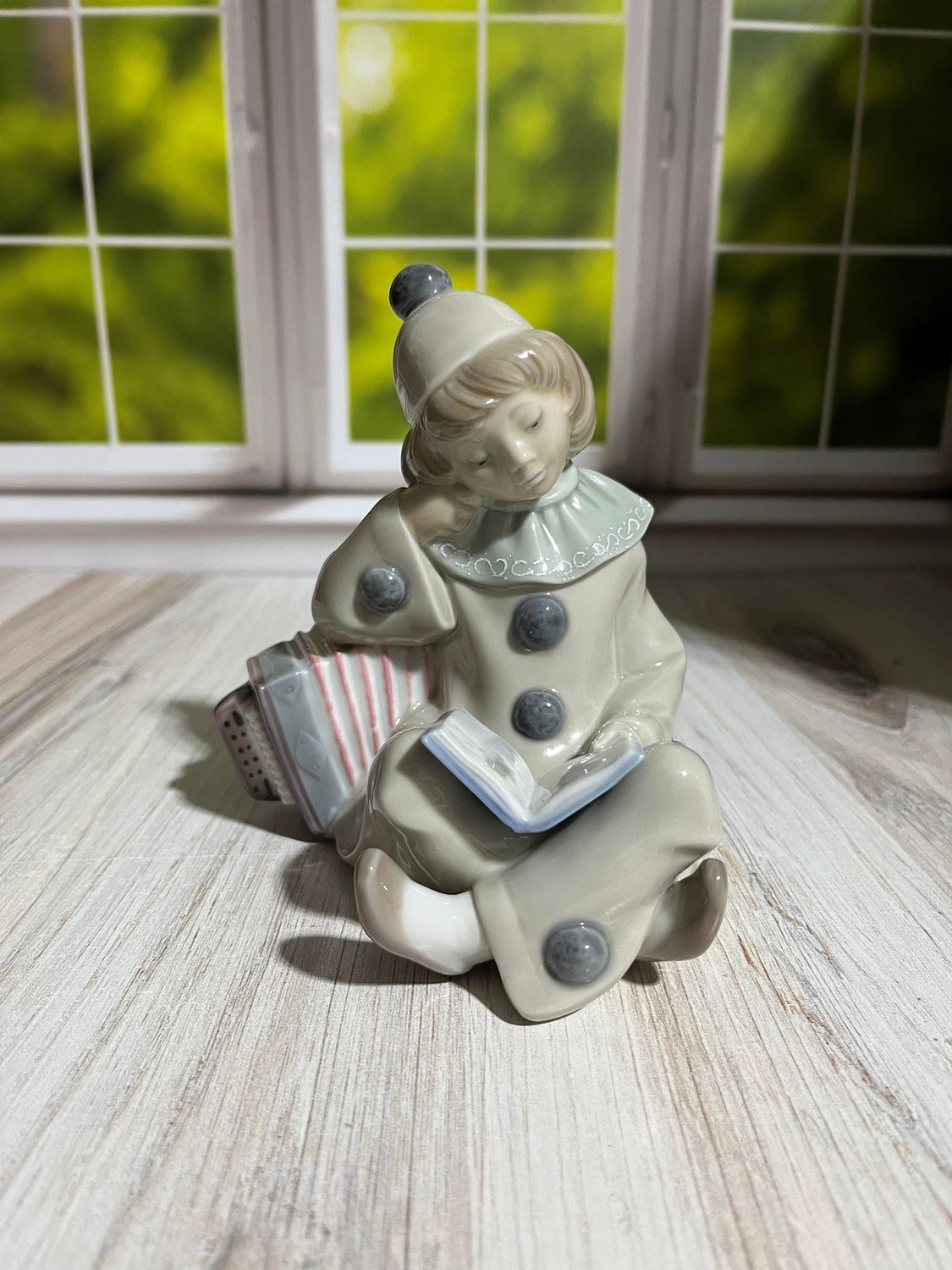 Lladro Girl Pierrot with Accordion #1178