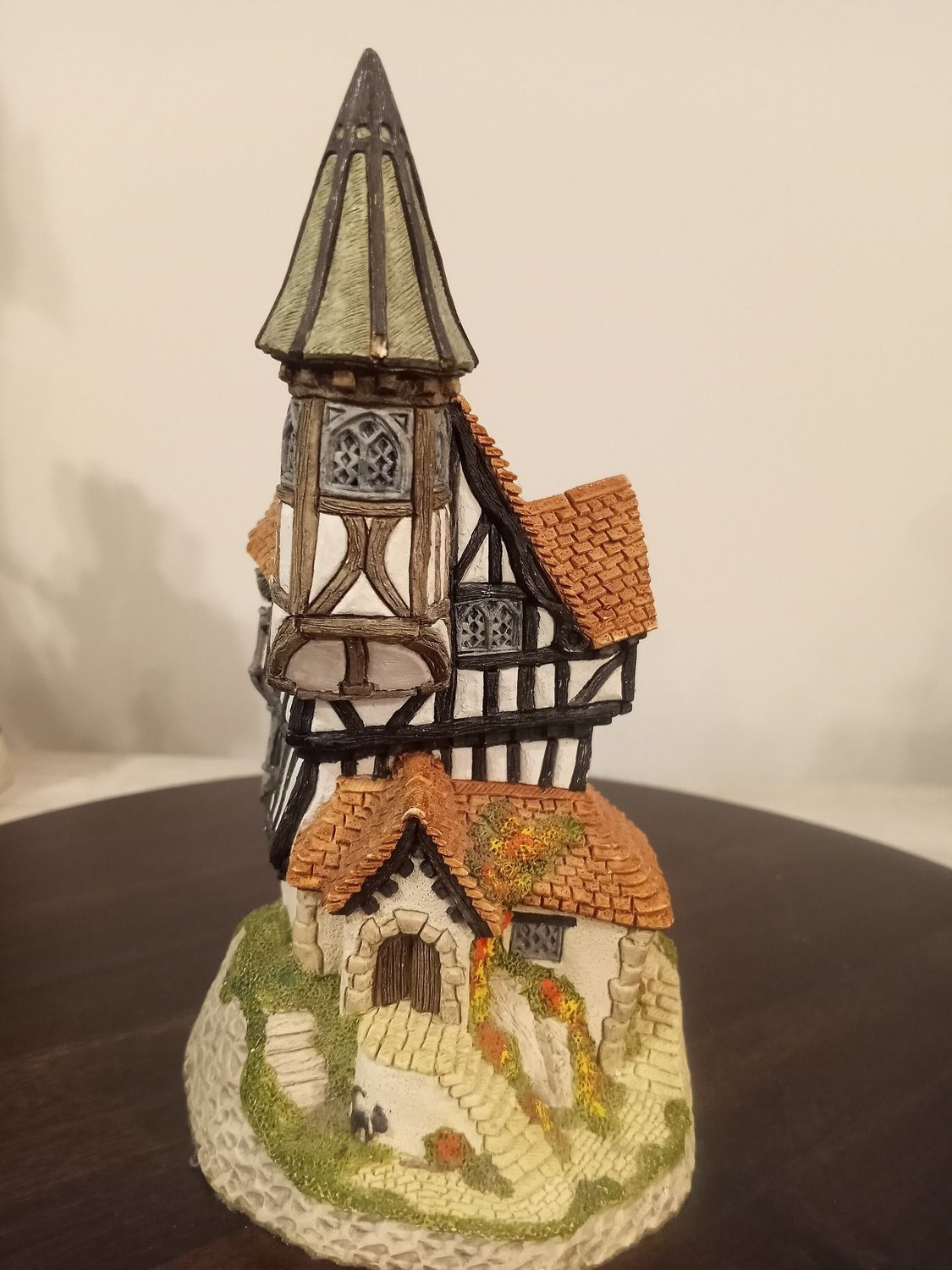 David Winter Cottage&#39;s There Was a Crooked House