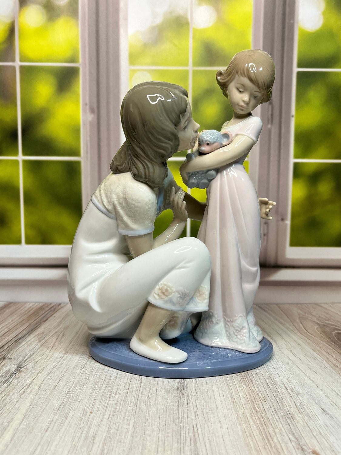 Lladro A Mother&#39;s Touch #5989
