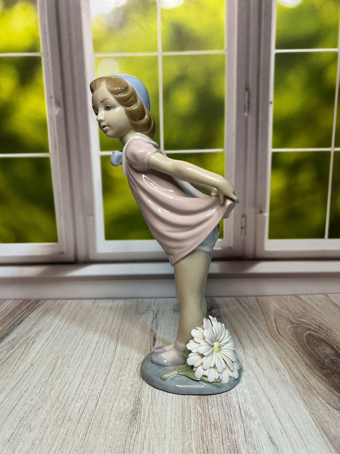 Lladro Girl Bowing #5038