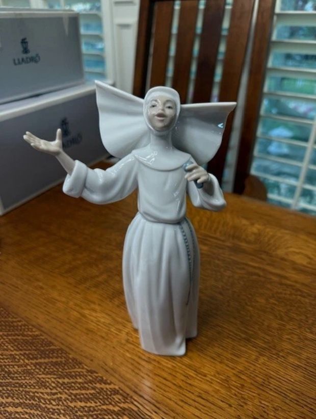 Lladro Singing Nun