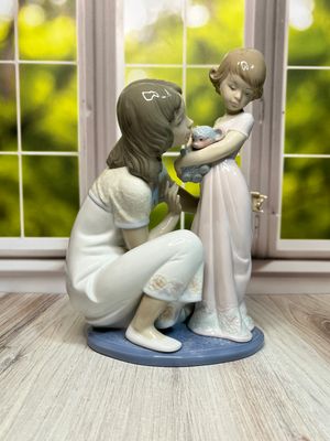 Lladro A Mother's Touch Lladro A Mother's Touch
