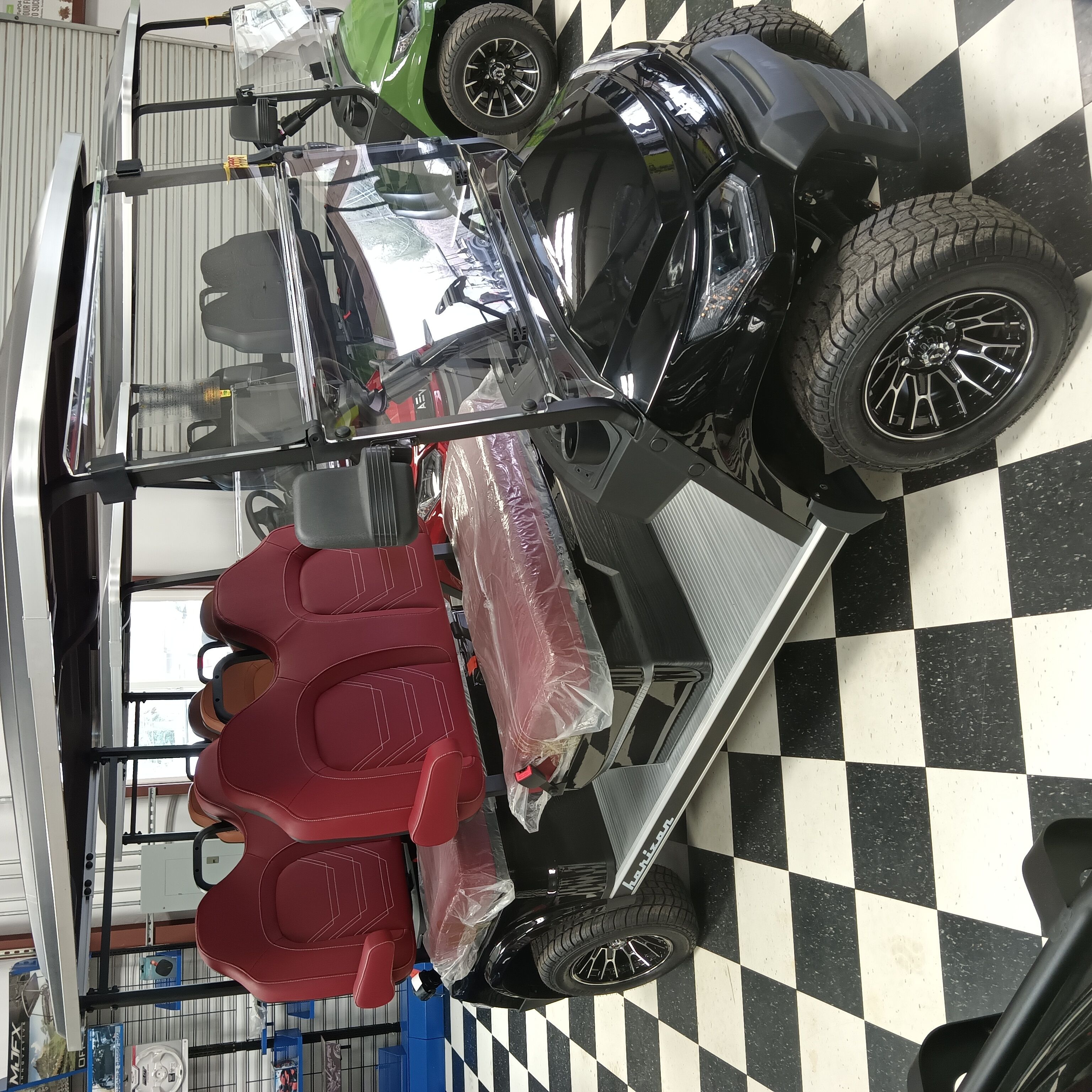 2025 ADVANCED EV HORIZON 4F BLACK / RED SEATS