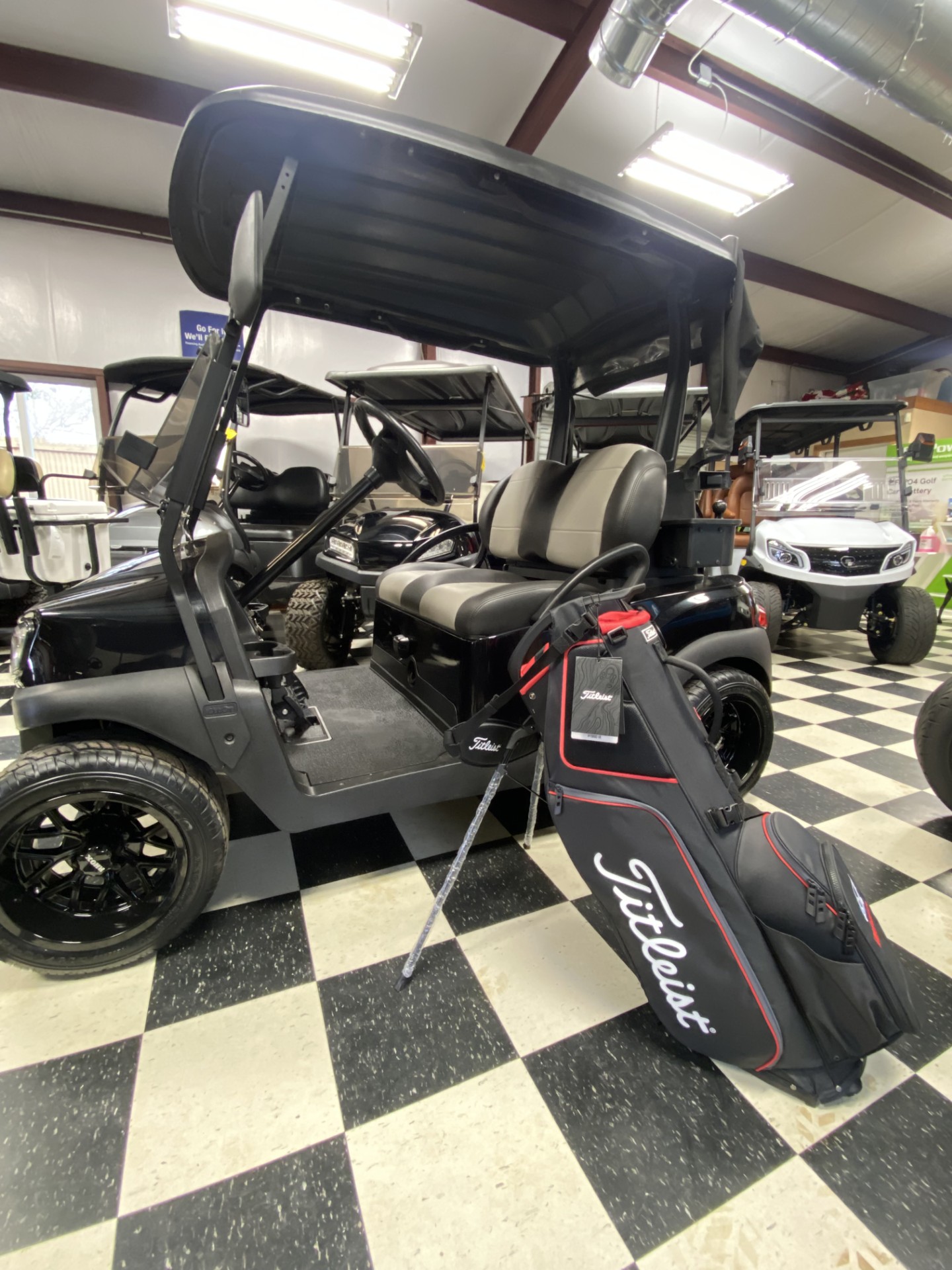 READY TO HIT THE GOLF COARSE!! GOLF SET UP WITH NEW TITLEIST HYBRID 14 BAG INCLUDED!!! WON'T LAST LONG!!!!