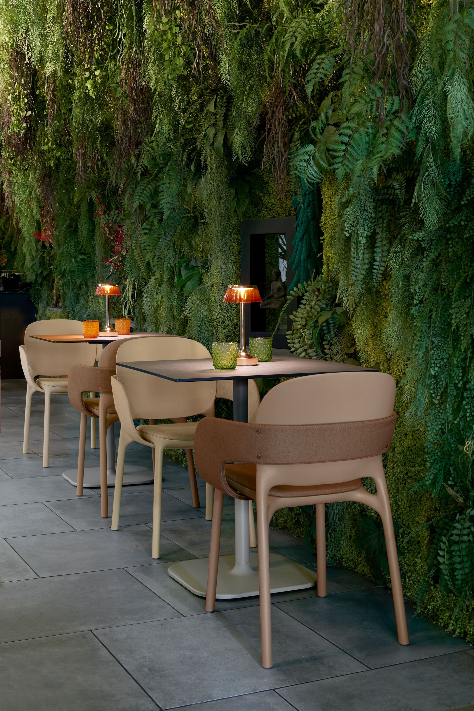 Poltrona HUG con cuscino e fascia imbottita