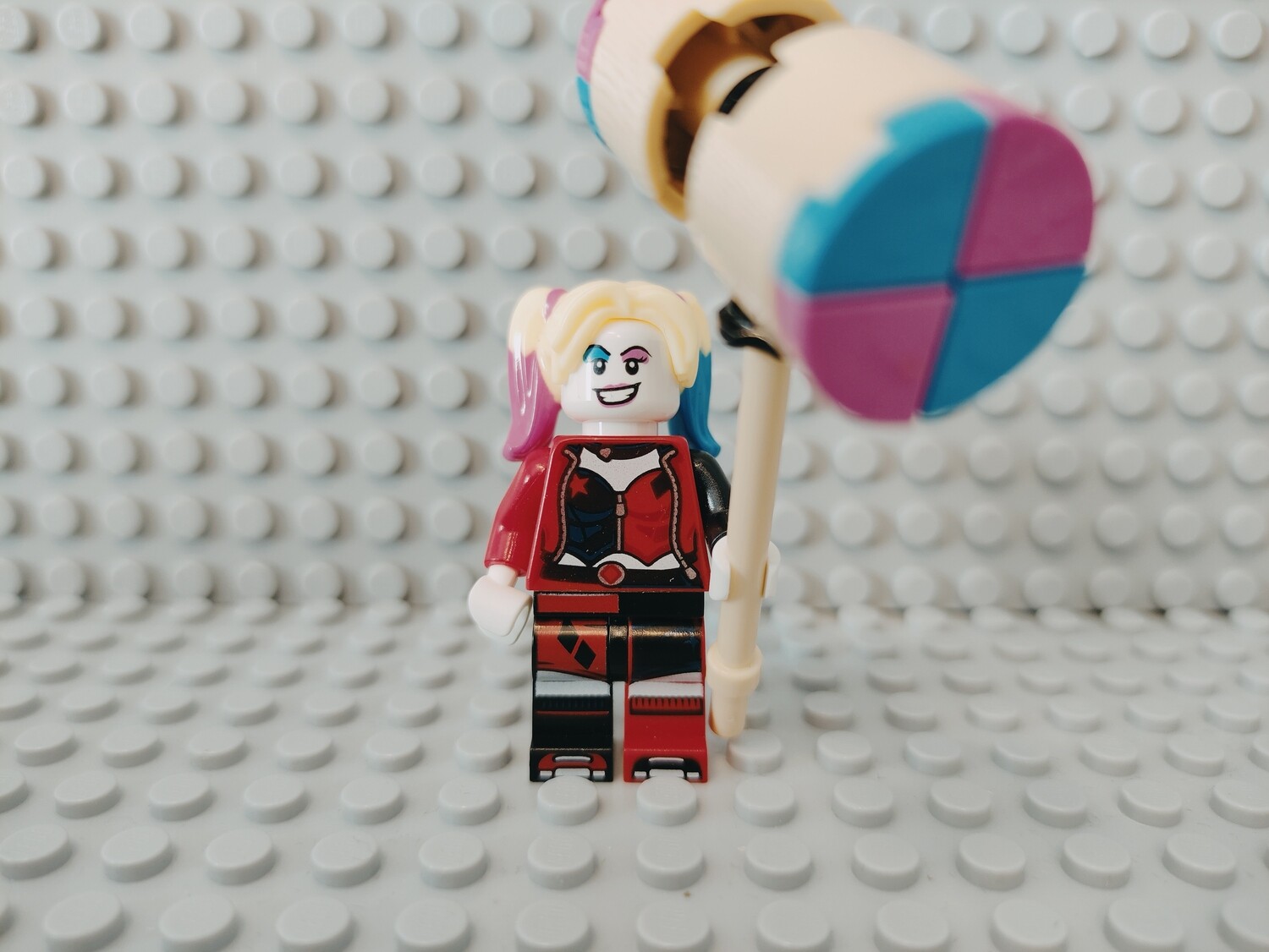 Lego Super Heroes Minifigur Harely Quinn mit Waffe