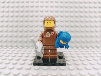 Lego Minifigures Series 27 Brown Astronaut and Spacebaby